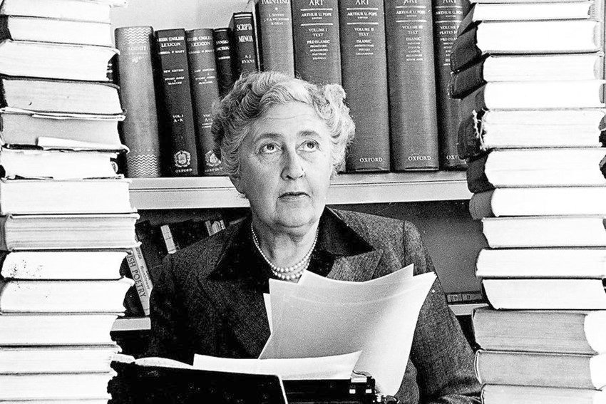La escritora Agatha Christie en su estudio.