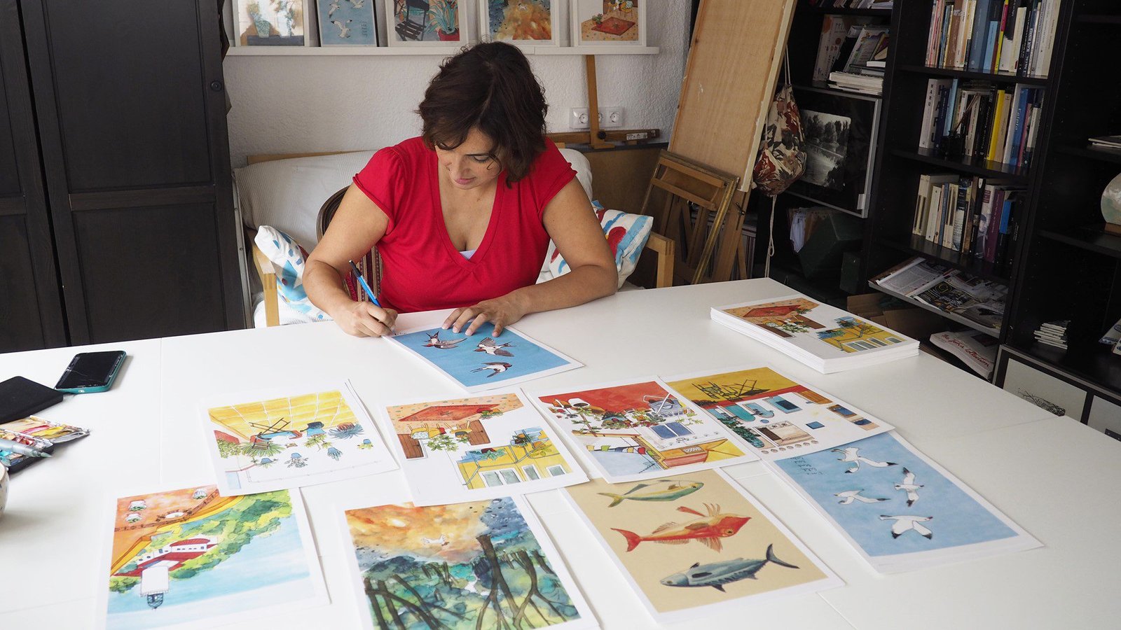 La ilustradora Olga Molina dibujando en su estudio.