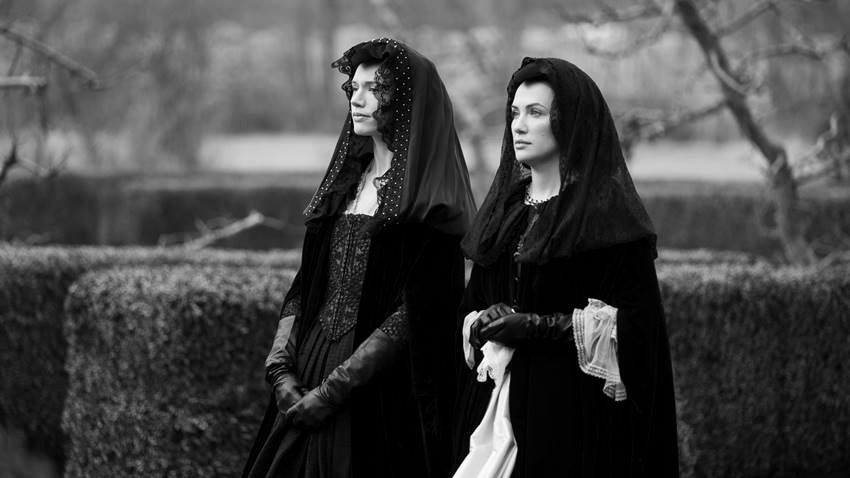 Catherine Parker (Perdita) y Kaqte Siegel (Viola) en el episodio 8 de La maldición de Bly Manor. Foto: Eike Schroter ©Netflix.