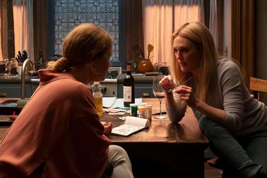 Escena de La mujer en la ventana (2021), Amy Adams es Anna Fox y Julianne Moore es Jane.