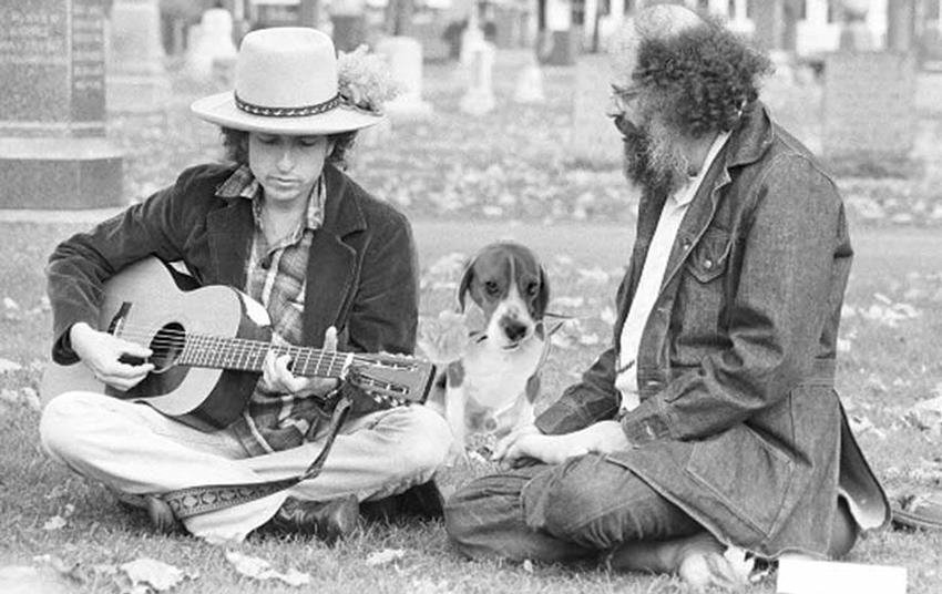Allen Ginsberg junto a Bob Dylan.