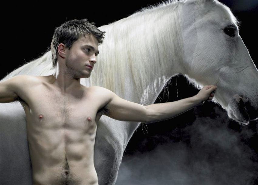 Daniel Radcliffe en Equus. Las 10 películas más extrañas de la historia.