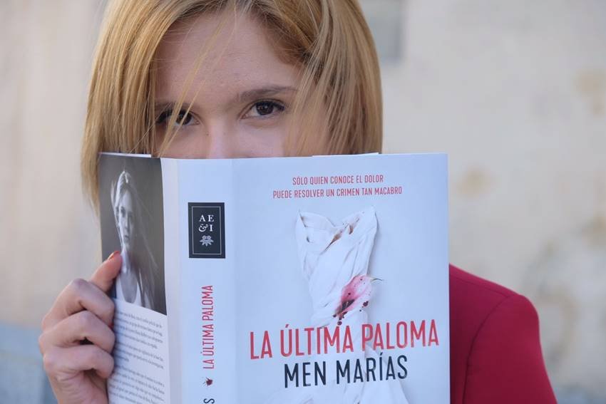 La escritora Men Marías con su segunda novela, La última paloma.