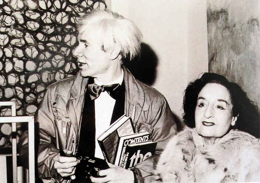 Maruja Mallo junto a Andy Warhol.