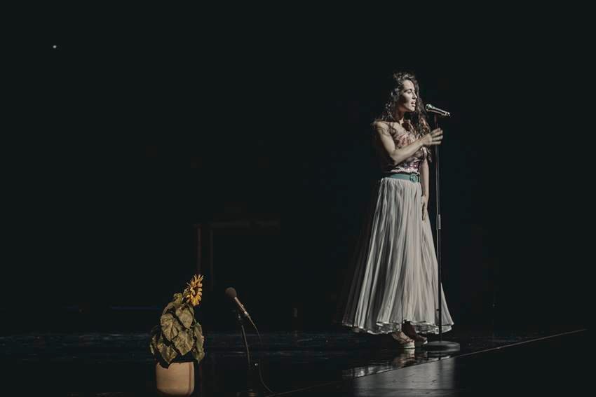 Sílvia Pérez Cruz en el Teatre Lliure de Barcelona. Foto: Farsa, género imposible. Foto: ©Álex Rademakers.