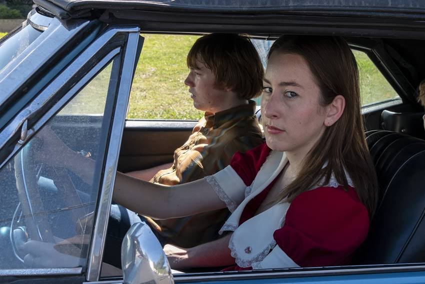 Alana Haim y Cooper Hoffman.