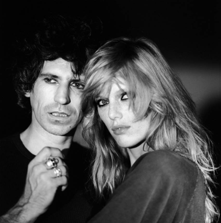El músico de los Rolling Stone Keith Richards y la modelo Patti Holden.