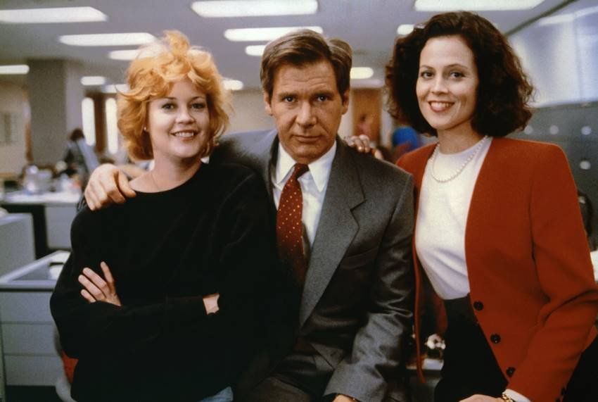 Melanie Griffit, Harrison Ford como Jack Tranier y Sigourney Weaver en Armas de mujer.