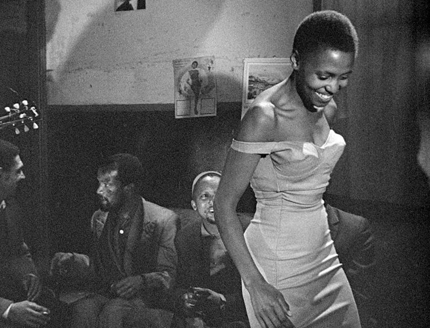 Miriam Makeba en la película COME BACK, AFRICA de Lionel Rogosin. 