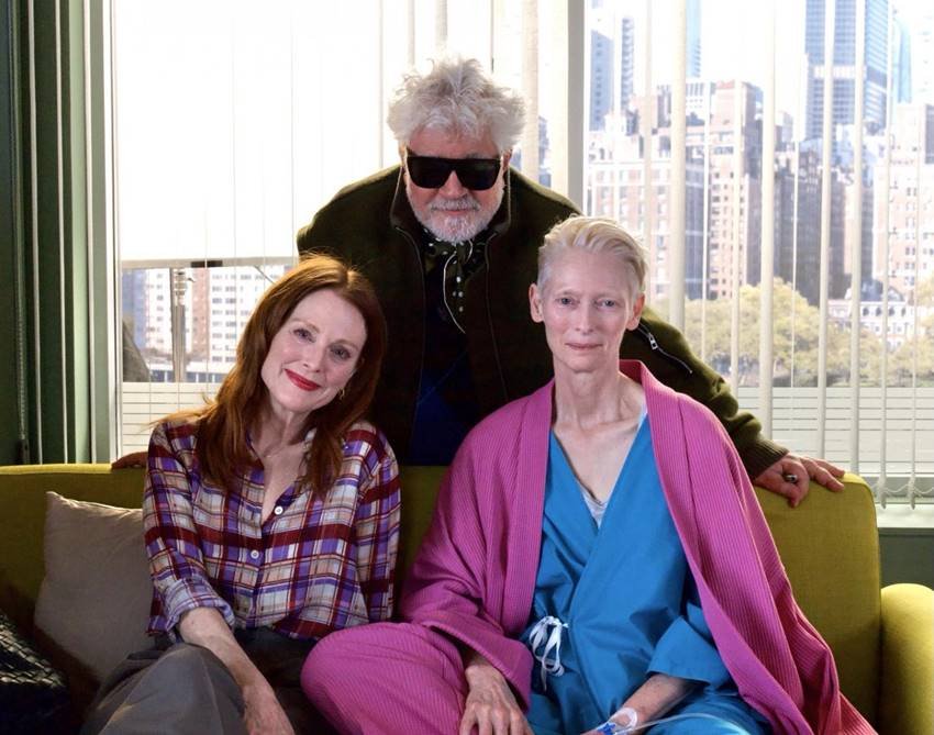 Pedro Almodóvar junto a Julianne Moore y Tilda Swinton en una pausa del rodaje de La habitación de al lado.