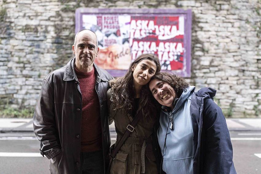 Carolina Yuste con Luis Tosar y Arantxa Echevarría durante el rodaje de La infiltrada.